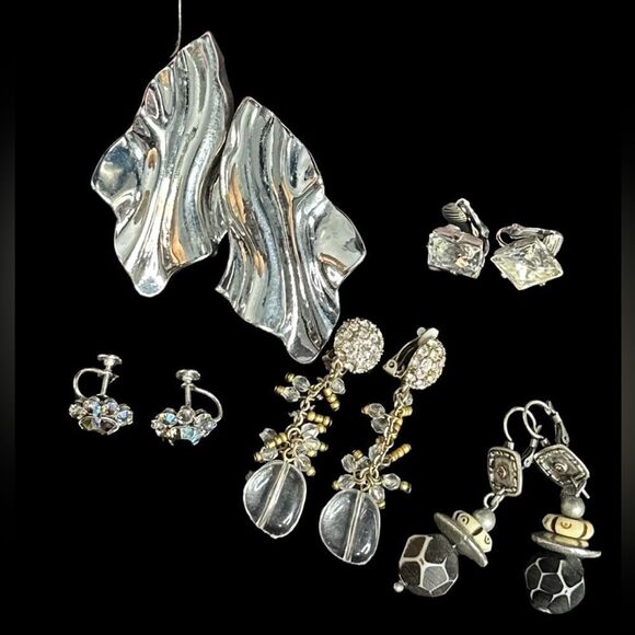5 beautiful sets of Vintage clip on earrings 
Good condition - Picture 1 of 9